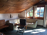 Manche Zimmer im Hotel Lederer in Bad Wiessee sehen aus, als könnte man gleich wieder einziehen (©Foto: Martin Schmitz)